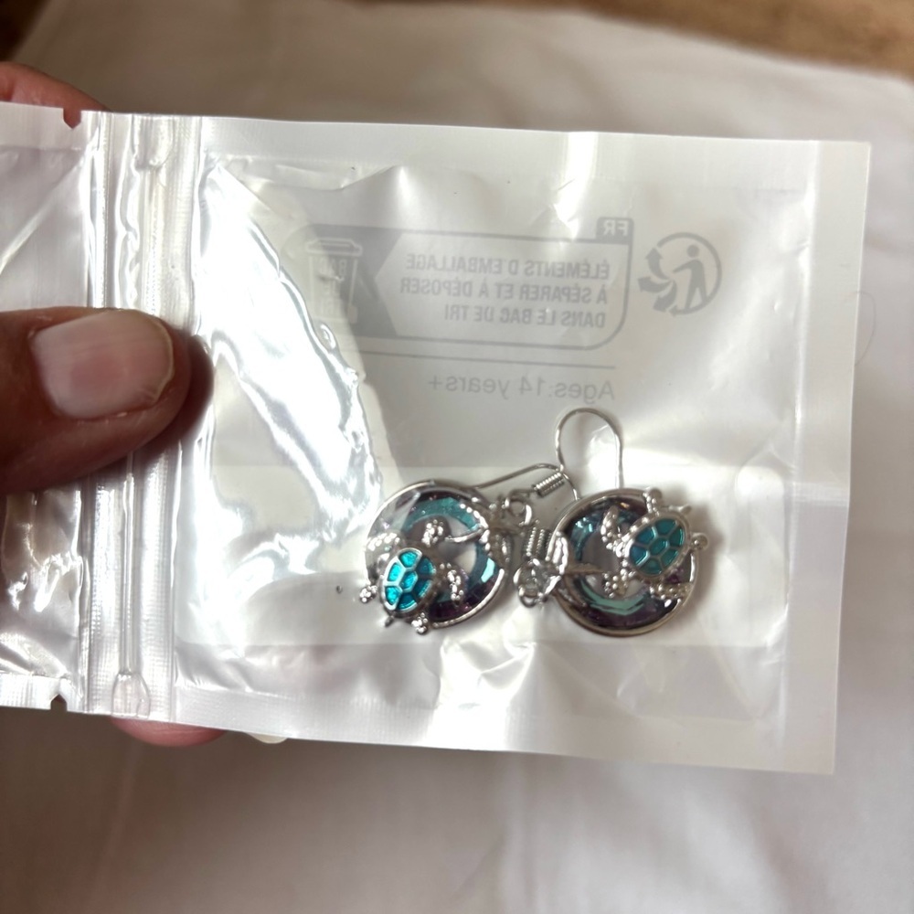 Earrings Iridescent Sea Turtles Ocean Pierced silver tone. NWT - Picture 7 of 8